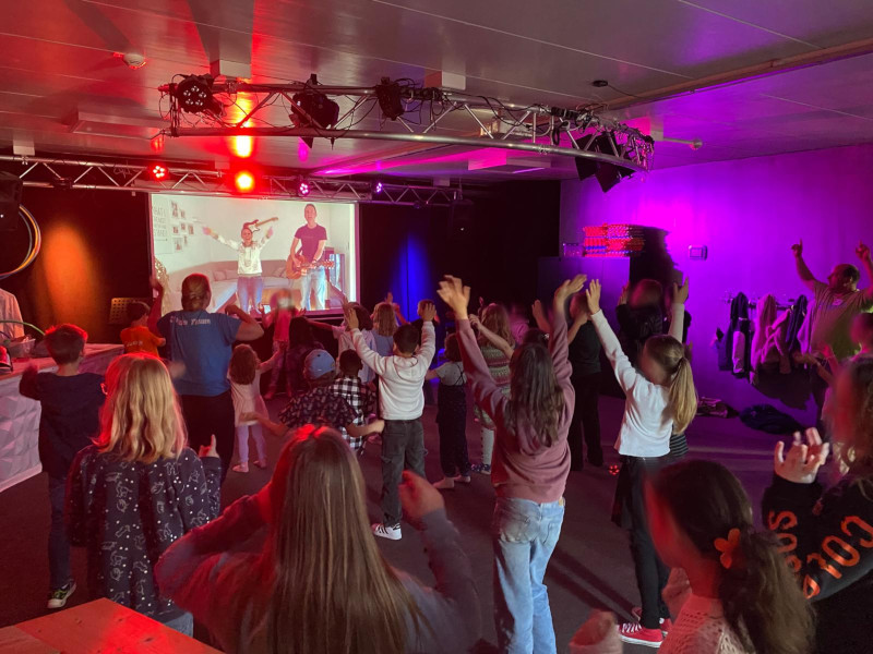 C3 Kids - Hier sieht man den Lobpreis am Sonntagmorgen in Aktion